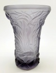 Halama Glass, República Tcheca, fabricação a partir de 1932. LAGOON. Elegantíssimo, grande e pesado vaso floreiro em vidro produzido à mão. Medidas: 27 x 21 x 21 cm. Peso: 3,10 kg. Leia mais em https://halama-glass.cz/en/history/ .