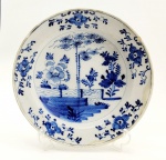 Royal Delft, Delft, Holanda, século XVIII. Excepcional medalhão em porcelana com decoração floral no tom azul, típica daquela produção. Diâmetro = 37,5 cm. Marcado. Etiqueta de associação inglesa de antiquários. Marcas de uso. Restaurado. Raridade.