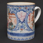 Bela <b>caneca</b> "mug", de forma cilíndrica, em porcelana Companhia das Índias decorada em policromia com reservas com personagens em cenas de exterior. Restante do bojo com arabescos em azul índigo "underglaze". Alça recurvada. Séc. XVIII. Alt. 13,5 cm