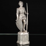 <B>Escultura</b> em prata europeia 925 ml, representando guerreiro medieval com vestes lavradas e seus atributos, apoiado em escudo armorial. Pedestal chanfrado. Alt. 27 cm. Peso 700 g.