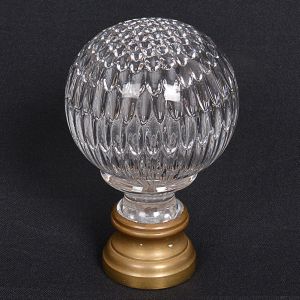 Antiga <b>pinha</b> globular francesa em cristal translúcido decorado em colmeia. Base em bronze. Alt. 14 cm