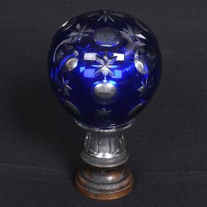 <b>Pinha</b> globular francesa com interior espelhado e "overlay" em azul cobalto. Base em bronze. Séc. XIX. Alt. 17 cm