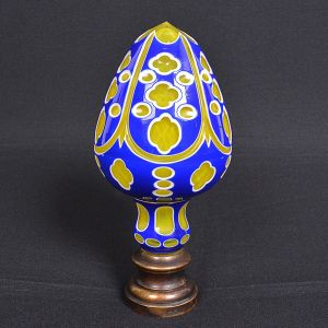 <b>Pinha</b> francesa em uralina com "overlay" em azul cobalto e branco. Decoração com trevos e elementos ovais. Base em bronze. Séc. XIX. Alt. 23,5 cm