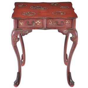 <b>Mesa chinesa </b>em madeira laqueada em bela tonalidade de vermelho. Caixa retangular recortada com duas gavetas na face anterior. Pernas recurvadas e puxadores metálicos. Decoração com aplicações de madrepérola com símbolos e motivos florais formando composições circulares. Séc. XVIII / XIX. Algumas perdas nas aplicações e na laca. Med. 77 x 60 x 52 cm