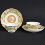 <b>Par de pequenos "bowls"</b>, "tea cups and saucers", para chá com seus pires, em porcelana Companhia das Índias, decorados ao centro com castelo em sépia e borda com pássaros e arabescos vegetais sobressaindo a tonalidade verde pistache. Realces a ouro. Período Jiaqing. Circa 1800. Quatro pequenos fios de cabelo, sendo três minúsculos e um com 3,5 cm. Apresentam selo da ex-coleção Jorge Getúlio Veiga. Diâm. do "bowl" 9 cm; Diâm. do pires 14 cm