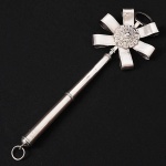 <b>Porta toalhas </b>em prata brasileira em forma de floráceas com cabo cilíndrico terminado em argola. Séc. XVIII / XIX. Peso 295 g. Compr. 40 cm