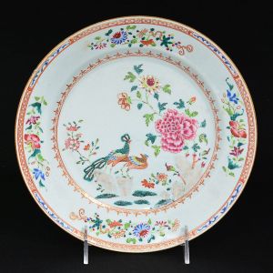 <b>Prato</b> circular em porcelana Companhia das Índias decorada em policromia da Família Rosa pertencente ao serviço dos pavões de D. João VI. Centro apresenta dois pavões sobre rochedo cercado de peônias. Borda com arabescos e flores. Séc. XVIII. Diâm. 22,5 cm