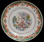 <b>Prato raso</b> menor em porcelana Companhia das Índias pertencente ao serviço das corças de D. João VI. Decoração em policromia inspirada na simbologia budista chinesa. Séc. XIX. Fio restaurado. Referências bibliográficas à pág. 99 e 100 do livro "Louça da Aristocracia no Brasil", por Jenny Dreyfus. Diâm. 20 cm