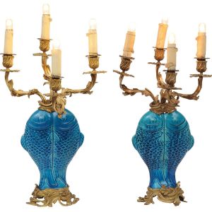 <b>Par de candelabros para quatro velas</b>, adaptados para "abatjour", construídos com vasos em porcelana chinesa, monocromática turquesa, moldados em forma de carpas e ornamentados com montagem francesa em bronze polido em estilo "rocaille". Alt. 58 cm