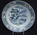 <b>Covilhete</b> fundo circular em porcelana chinesa com fundo decorado por figura de fênix entre ramagem de flores. Borda com arabescos. Séc. XVIII / XIX. Diâm. 28 cm