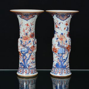 Belíssimo <b>par de vasos</b>, "rouleau vases", em porcelana Companhia das Índias, decorados em policromia "Chinese Imari" com aves do paraíso entre ramagens com flores e folhas. Borda e base com arabescos. Séc. XVIII. Alt. 38 cm