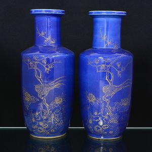 Belo <B>par de vasos</b>, "rouleau vases", em porcelana chinesa "powder blue". Apresentam decoração a ouro com ave do paraíso entre ramagens floridas. Séc. XIX. Alt. 44,5 cm