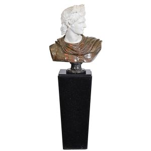 <B>Busto italiano de Apolo</b> executado em mármores branco, castanho rajado e cinza rajado. Acompanha base em granito negro. Alt. do busto 74 cm; Compr. 71 cm; Alt. da base 88 cm