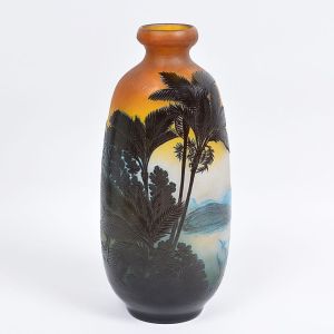 <b>GALLÉ, ÉMILE - Rio de Janeiro - Vaso</b> de forma ovalada em vidro soprado e moldado, gravado a ácido e ornamentado por paisagem com o Pão de Açúcar em um lado e do outro, vista da Baia de Guanabara. Assinado e localizado Rio de Janeiro. Este lote foi cedido para a exposição "Guanabara, o Abraço do Mar", na FGV Rio, em cartaz até 27 de fevereiro de 2025, e poderá ser retirado logo após o término da exibição. Alt. 35 cm