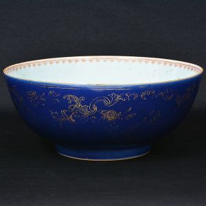 "<b>Bowl</b>" em porcelana Companhia das Índias decorada na parte externa em esmalte "powder blue" com volutas e arranjos floridos a ouro. Interior branco. Séc. XVIII. Alt. 12,5 cm; Diâm. 30 cm