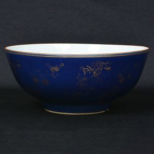 "<b>Bowl</b>" em porcelana Companhia das Índias, decorado na parte externa em esmalte "powder blue", realçado com arranjos floridos a ouro, em sequência. Interior branco. Séc. XVIII. Diâm. 26,5 cm; Alt. 11,5 cm