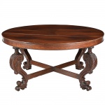 Magnífica <b>mesa de apresentação</b> circular brasileira em jacarandá. Robustas pernas em forma de volutas com entalhes vegetais unidas por travessões em "X". Séc. XVIII / XIX. Alt. 70 cm; Diâm. 145 cm