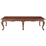 Grande <B>mesa de jantar </b>portuguesa, do séc. XIX, em madeira nobre. Tampo retangular com aba boleada. Saia movimentada com delicados entalhes e pernas recurvadas terminadas em pés de sapatas. Med. 80 x 302 x 110 cm