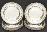 <b>Conjunto de 18 pratos rasos ou "sousplats" </b>em prata inglesa timbrada, do período George III. Centro liso e borda levemente movimentada decorada com godrões e acantos. Contraste da cidade de Londres de 1807 e marca do prateiro SAMUEL MANSELL. Peso 11790 g. Diâm. 26 cm