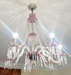 <b>Lustre</b> francês em cristal europeu, para cinco luzes, apresentando braços recurvados com frisos, pingentes e ponteiras translúcidos com detalhes e receptáculos rubi. Séc. XIX. Alt. 90 cm