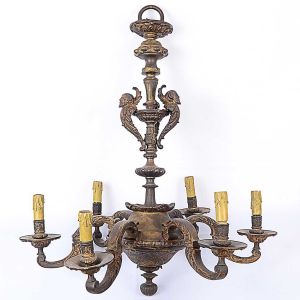 <b>Luminária</b> europeia em bronze com seis braços recamados por volutas. Haste central decorada com três figuras antropomorfas e expansões em gomados. Séc. XIX. Alt. 76 cm