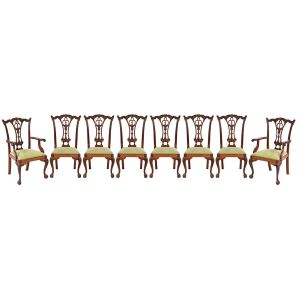 <b>Conjunto de 8 belíssimas cadeiras </b>inglesas vitorianas, para sala de jantar, sendo 2 de braços, no estilo Chippendale, em mogno. Elegantes entalhes do estilo com espaldar em vazados decorados com elementos fitomorfos. Braços movimentados. Pernas anteriores recurvadas recamadas por volutas e terminadas em garras sobre esferas. Assento em veludo verde. Séc. XIX. Alt. 105 cm