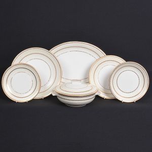 <b>Serviço de jantar</b> em porcelana francesa de Limoges, nas cores creme e branco, com arabescos filetados ouro. Marca da manufatura no verso. Constando de 31 pratos rasos (25 cm), 12 pratos fundos (23 cm), 10 pratos para sobremesa (21,5 cm), 2 sopeiras (30 cm e 28 cm), 1 molheira (17 cm), 3 travessas ovais (42 cm, 36 cm e 24 cm), 2 travessas redondas (32 cm e 29 cm), 1 saladeira funda (29 cm), 1 "bowl" (25 cm) e 3 fruteiras com pés. Total de 66 peças