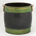 <b>Balde inglês para lenha</b>, em latão negro, apresentando borda e base na cor verde e realçado com arabescos vegetais a ouro. Alças em argolas. Alt. 30,5 cm; Diâm. 31 cm