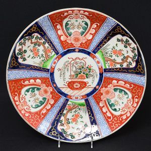 <b>Medalhão </b>em porcelana chinesa "Imari", profusamente decorado com composições floridas nas tonalidades características do estilo. Séc. XIX. Diâm. 39,5 cm