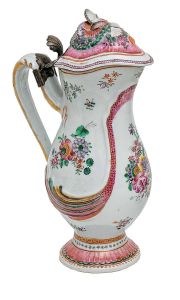 Rara <b>jarra</b> em porcelana chinesa da Companhia das Índias decorada nos esmaltes da Família Rosa, apresentando sutil forma de alegoria ao mar e belas composições com variada policromia florida. Laterais em emplumados de movimentos ondulatórios e tampas encimadas por pequenos "coquilles" com flores e elementos do mar em relevo. Alça recurvada com guarnição em estanho. Séc. XVIII. Período Qianlong (1736-1795). Alt. 30,5 cm