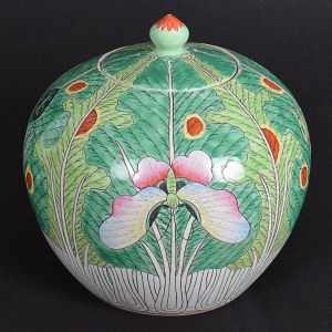 <b>Potiche </b>globular em porcelana chinesa decorada em policromia com insetos e folhagens. Marca no verso. Base em madeira entalhada. Alt. sem a base 21 cm