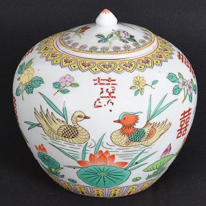 <b>Potiche </b>globular em porcelana chinesa decorada em policromia com patos em ambiente aquático, flores e arabescos. Alt. 25 cm