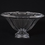 Elegante <b>centro de mesa ou fruteira</b> circular em cristal europeu lapidado em gomos com base quadrada. Alt. 21 cm; Diâm. 38 cm