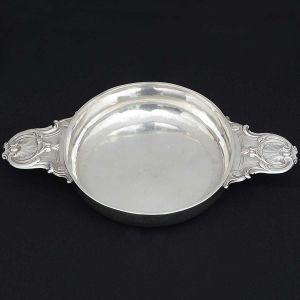 "<B>Bowl</b>" com alças em prata francesa do séc. XIX. Apresenta centro liso e alças trabalhadas com volutas e "coquilles". Séc. XIX. Peso 460 g. Compr. 31 cm