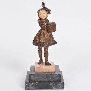 <b>Escultura </b>em bronze patinado representando figura de menina, com rosto em marfim. Base em mármore. Séc. XIX. Alt. 22 cm