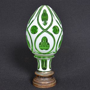 <b>Pinha</b> francesa em cristal verde com "overlay" em branco. Decoração com arabescos geometrizados e base em bronze. Alt. 17,5 cm