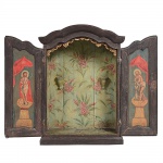 <b>Oratório colonial </b>brasileiro em madeira. Parte superior em arcada movimentada. Duas portas rebatíveis almofadadas. Fundo com bela policromia verde e rosa decorado com flores. As portas apresentam figuras de Cristo sob baldaquim. Minas Gerais. Séc. XVIII. Med. 102 x 71 x 30 cm