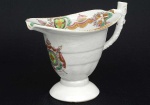 <b>D. PEDRO I - Serviço da Independência</b>. Raríssima cremeira em forma de elmo, "elm shaped jug", em porcelana Companhia das Índias. Feito de encomenda por comemoração da Independência do Brasil. Decoração em esmaltes policromados e arremates a ouro com brasão do Brasil Imperial, símbolos de majestade e os dizeres "Viva a Independência do Brasil". Período Jiaqing. Primeiro quartel do séc. XIX. Possui leve fio de cabelo em forma de "Y" invertido. Alt. 13 cm; Compr. 16,5 cm