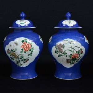 <b>Par de potiches</b> bojudos em porcelana chinesa, do séc. XIX, decorados com grandes reservas de flores em policromia. Outras reservas menores, em forma de folhas decoradas com borboletas. Fundo azul. Alt. 41 cm