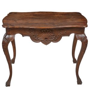 Bela <b>mesa de apresentação </b>em madeira nobre no estilo D. José I. Tampo e saia em ondulações decoradas com entalhes concheados. Início do séc. XIX. Med. 83 x 104 x 65 cm