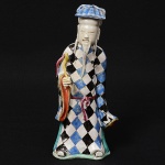 <b>Estatueta</b> em porcelana Companhia das Índias, Família Rosa, representando figura de dignitário com vestes em policromia. Período Jiaqing. Séc. XIX. Restauro na parte de trás da cabeça. Alt. 24,5 cm