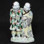 Grupo <b>escultórico</b> em porcelana Companhia das Índias, decorado nos esmaltes da Família Rosa, representando Hehe Er Xian. Período Jiaqing. Início do séc. XIX. Alt. 28 cm