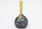 <b>EMILE GALLÉ - Rio de Janeiro</b> - Pequeno <b>vaso</b> globular de gargalo alongado em "cameo glass" de tonalidades amareladas e azuis. Em uma das faces paisagem com o Corcovado e na outra o Pão de Açúcar, ambas tomadas da Enseada de Botafogo com exuberante paisagem. Assinado e localizado Rio de Janeiro. Este lote foi cedido para a exposição "Guanabara, o Abraço do Mar", na FGV Rio, em cartaz até 27 de fevereiro de 2025, e poderá ser retirado logo após o término da exibição. Alt. 16,5 cm