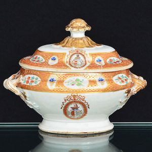 Pequena <b>terrina para molho</b>, de forma ovalada, em porcelana Companhia das Índias policromada e dourada. Apresenta as armas de D. Bernardo José Maria da Silveira e Lorena, 5º Conde de Sarzedas - 1º Serviço. Bordas do bojo e tampa com pequenas reservas decoradas com frutos. Alças entrelaçadas e pega da tampa em modelado de flor. Período Jiaqing. Compr. 19 cm