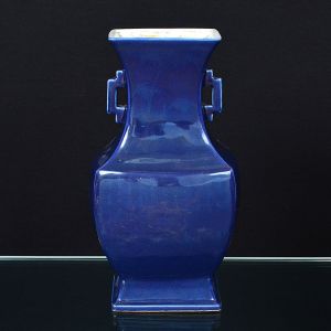 <b>Vaso</b> balaústre em porcelana Companhia das Índias coberta por esmalte monocromático azul índigo. Alças vazadas. Séc. XVIII. Alt. 37,5 cm