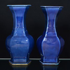 <b>Par de vasos</b> com parte inferior bojuda e gargalo alongado, em porcelana chinesa, cobertos por esmalte monocromático azul. Séc. XVIII / XIX. Alt. 41,5 cm