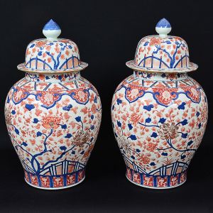 <b>Par de grandes potiches</b> bojudos em porcelana chinesa, apresentando decoração ao gosto "Imari", em policromia azul índigo e "rouge de fer" sobre fundo branco. Séc. XX. Alt. 69 cm