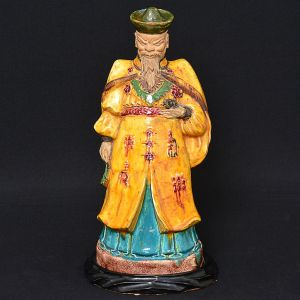 Elegante <b>estatueta</b> chinesa em terracota policromada representando figura de dignatário com trajes em esmaltes mostarda, verde e sangue de boi. Pertenceu ao acervo do extinto restaurante antiquários. Séc. XIX. Alt. 40 cm