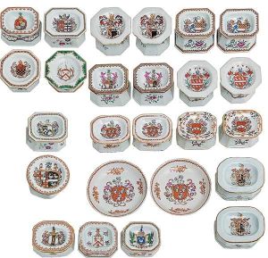 Rara e importante <b>coleção de 23 saleiros e 2 covilhetes</b> circulares em porcelana Companhia das Índias, Família Rosa, brasonada, ricamente decorados em policromia com os respectivos brasões armoriais e restante dos bojos em guirlandas floridas. Período Qianlong. Séc. XVIII. Compr. do saleiro maior 9,5 cm; Diâm. do covilhete 12 cm