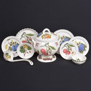 <b>Serviço de jantar </b>em cerâmica inglesa decorada com variedade de frutos e flores em policromia. Manufatura Pomona Portmeirion, modelo "The Goddess of Fruit". Constando de 36 pratos rasos, 20 pratos fundos, 26 pratos p/ entrada, 20 pratos de sobremesa, 24 covilhetes redondos fundos, 1 sopeira c/ concha, 1 saleiro, 2 açucareiros, 1 leiteira, 2 "bowls", 1 prato p/ bolo e 1 travessa circular gomada. Total de 135 peças.